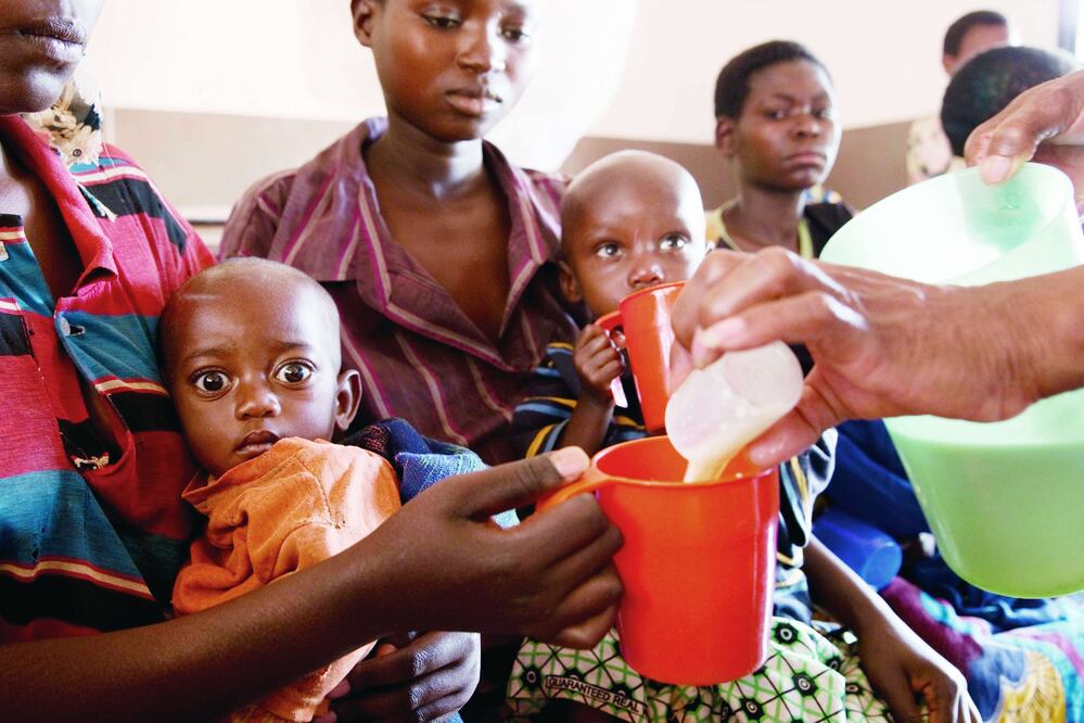 Niños de Burundi son alimentados con una leche especial en esta imagen de archivo de 2013 (THOMAS SCHULZE / DPA)