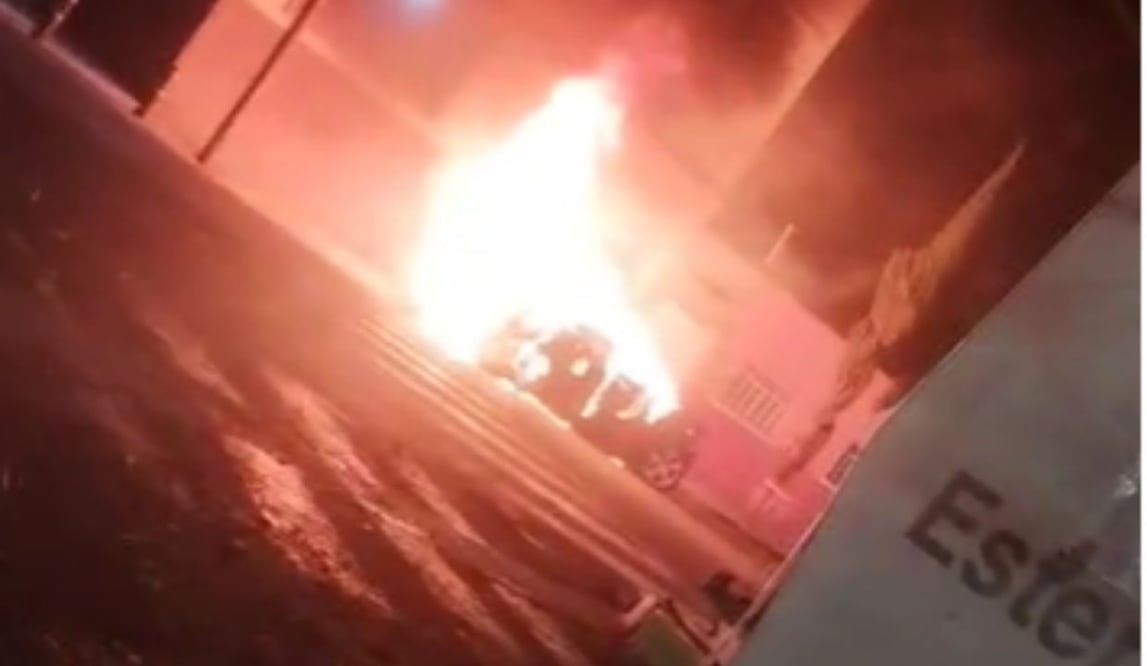 Auto abandonado se incendia en la GAM; sin lesionados tras intervención del Heroico Cuerpo de Bomberos de la CDMX. Foto: Captura de pantalla