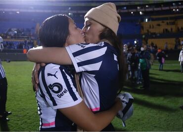 Rebeca Bernal y Janelly Farías festejan título de Rayadas con tierno beso