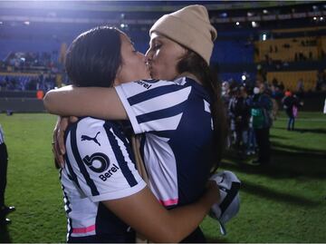Rebeca Bernal y Janelly Farías festejan título de Rayadas con tierno beso