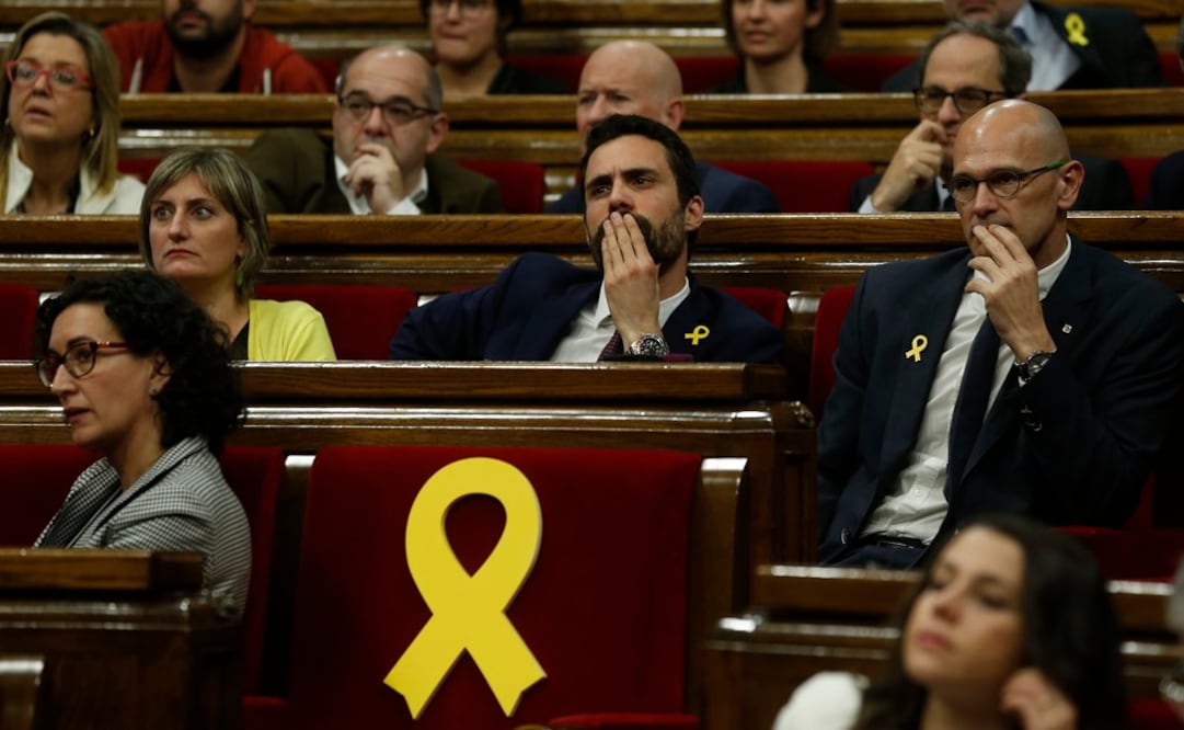 Roger Torrent (centro) tiene la tarea de escoger un candidato para intentar formar gobierno en Cataluña antes de fin de mes (Foto: AP)