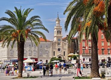 Croacia multará con 150 euros a turistas que usen trajes de baño o consuman alcohol en público