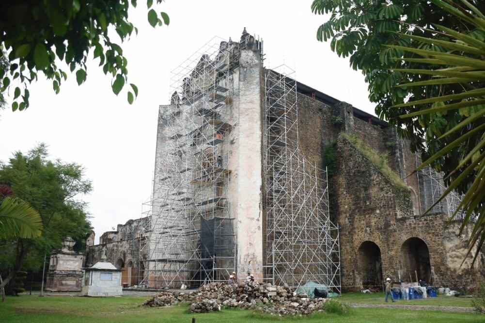 En Tlayacapan se trabaja en el contrafuerte que colapsó. Como los demás exconventos de Morelos, se encuentra cerrado al culto por seguridad. (FOTOS: TONY RIVERA. EL UNIVERSAL)