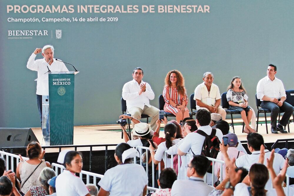 Andrés Manuel López Obrador, en compañía del gobernador de Campeche, Alejandro Moreno (der.), entregó recursos a beneficiarios de Bienestar. FRANCISCO ESTRADA. NOTIMEX