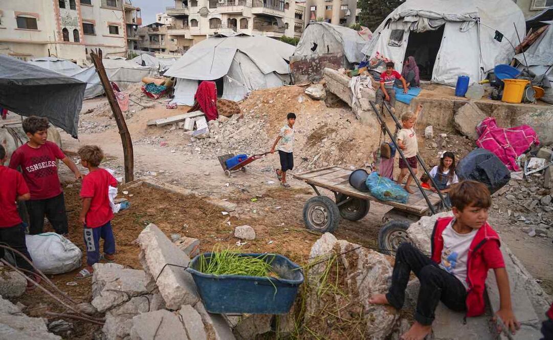 Niños palestinos en un campamento en medio de las ruinas en Ciudad Gaza el 23 de junio del 2025. Foto: AP