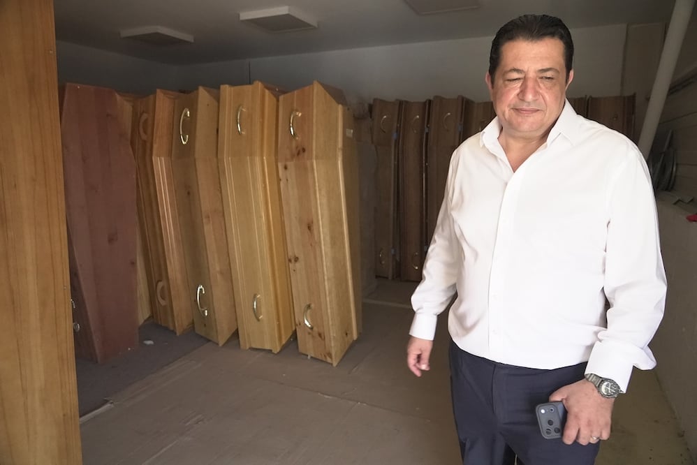 Zouhaeir Hertelli, director de una funeraria cerca del aeropuerto Orly, en París, advierte que el lugar está saturado, en medio del exceso de muertos por la ola de calor. FOTO: JOHN LEICESTER. AP