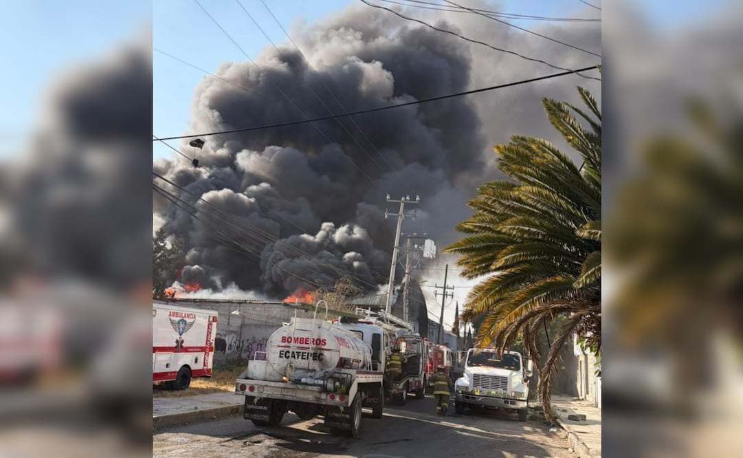 Una bodega comenzó a incendiarse en la colonia Granjas de Independencia, Ecatepec, lo que movilizó a los servicios de emergencia.
Foto: Especial.