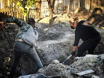Familias buscan en fosas; la FGE sólo observa