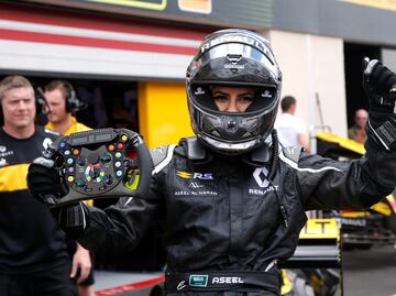 Mujer saudí tripula un F1 para celebrar permiso de conducir en Arabia