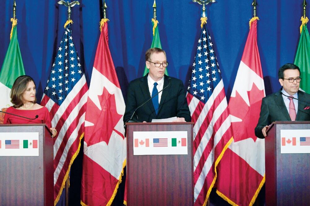 La ministra canadiense de Asuntos Exteriores, Chrystia Freeland; el representante de Comercio Exterior de EU, Robert Lighthizer, y el secretario de Economía mexicano, Ildefonso Guajardo, en Washington. (ARCHIVO EL UNIVERSAL)