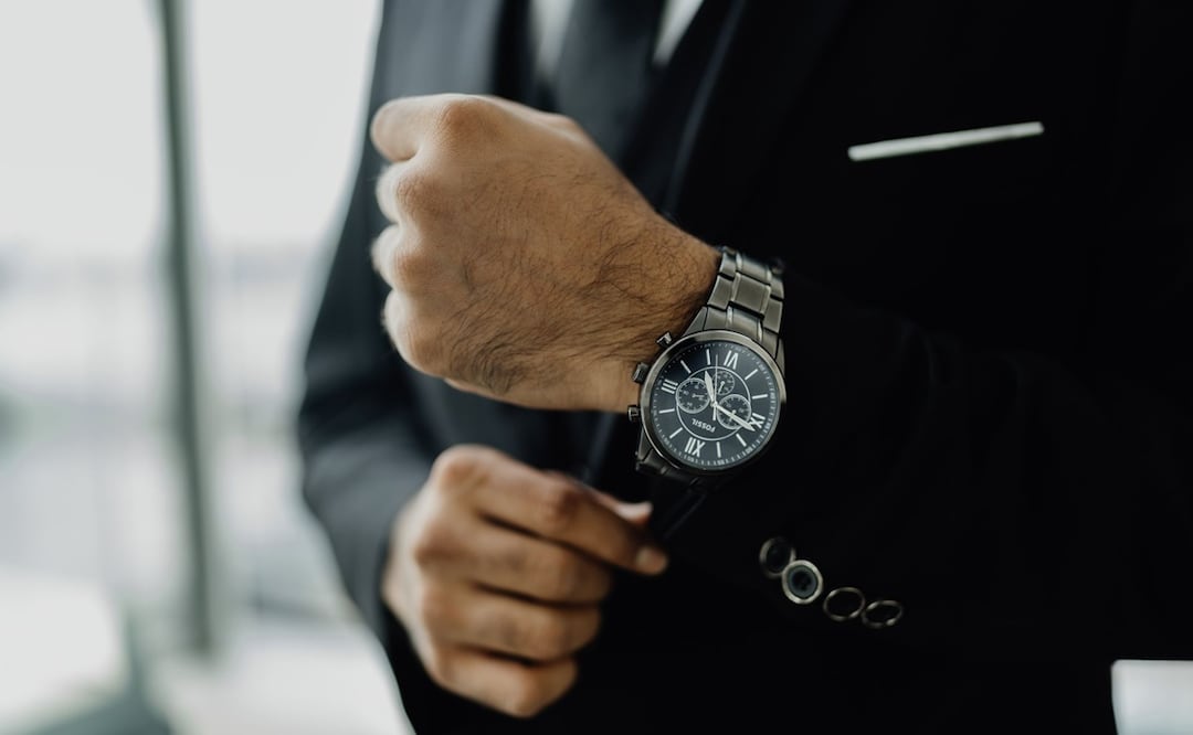 El reloj sigue siendo un accesorio destacado en la imagen masculina. Foto: Pexels