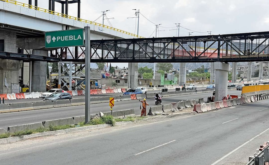 Las tres estaciones pendientes del Trolebús Santa Martha-Chalco se construyen sobre el viaducto elevado de la autopista México-Puebla. Foto: EMILIO FERNÁNDEZ/EL UNIVERSAL
