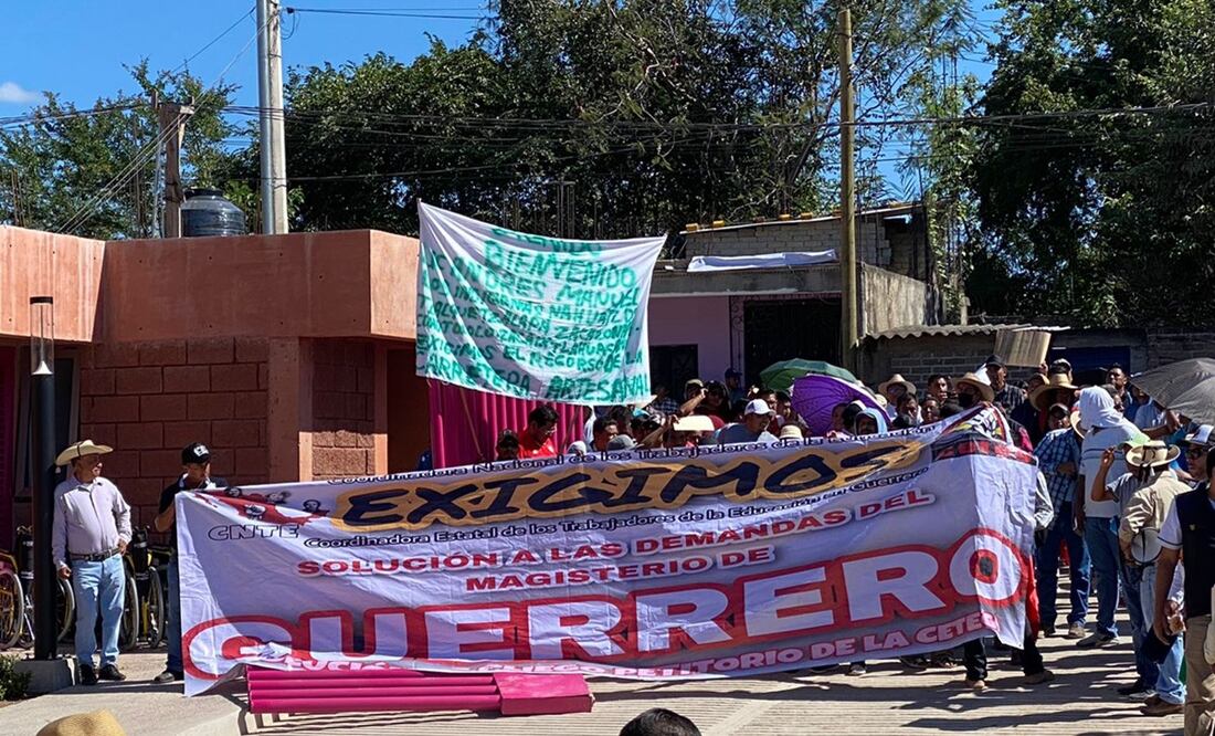 Alrededor de 300 maestros de la Coordinadora Estatal de Trabajadores de Guerrero dieron portazo a las instalaciones con la intención de entregar un pliego petitorio. Foto: Alelhí Salgado / EL UNIVERSAL