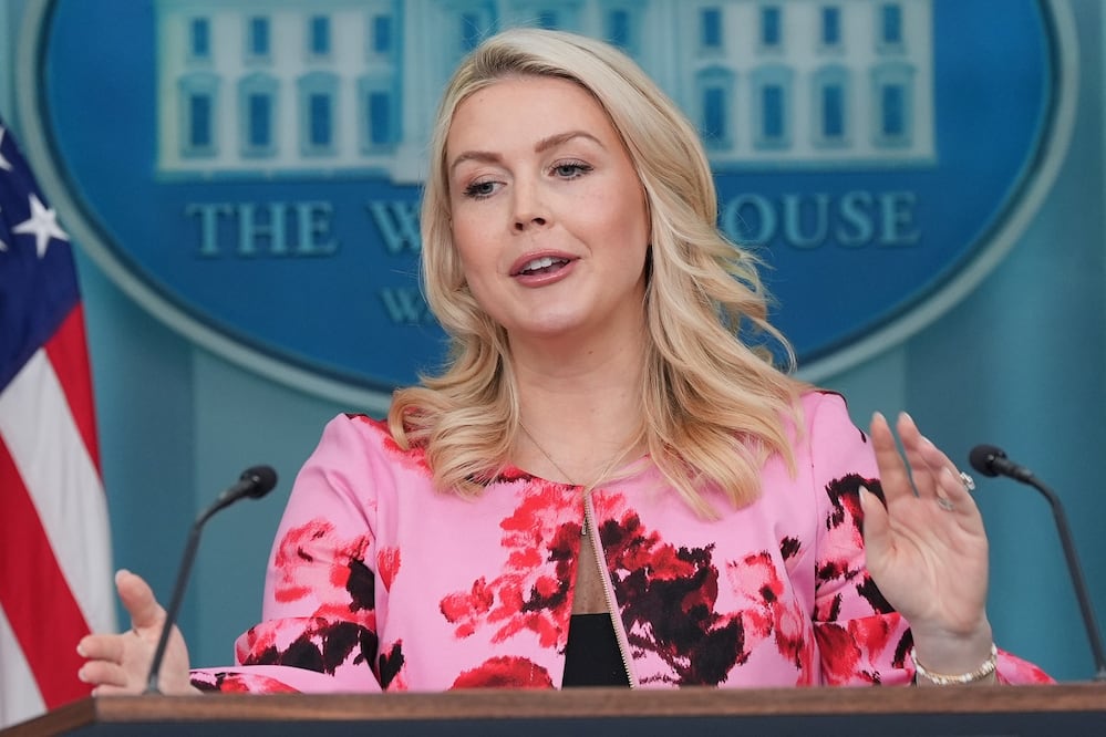 La portavoz de la Casa Blanca, Karoline Leavitt, habla con reporteros en la Casa Blanca, este lunes 30 de marzo de 2026. FOTO: ALEX BRANDON. AP
