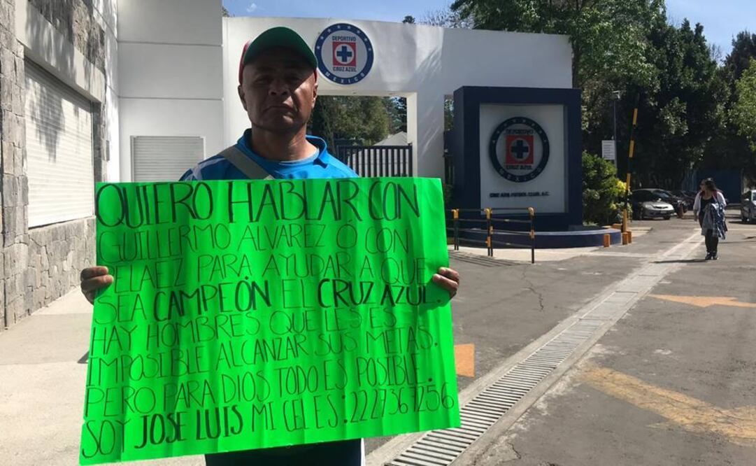 Aficionado afuera de las instalaciones de La Noria, Lugar de entrenamiento de Cruz Azul. FOTO/RAMÓN TREVIÑO