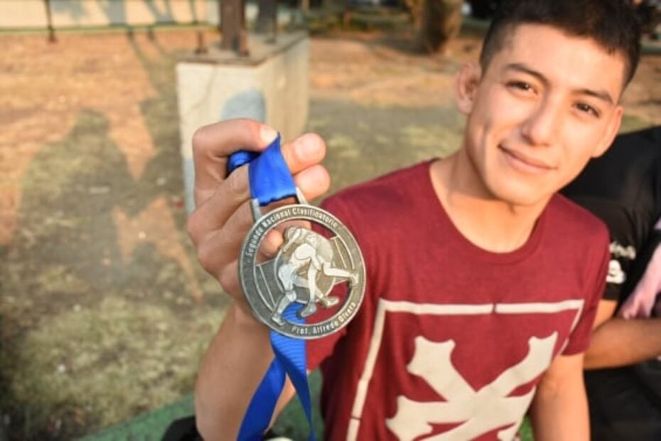 Medallista nacional pide monedas en la calle para ir a Rusia