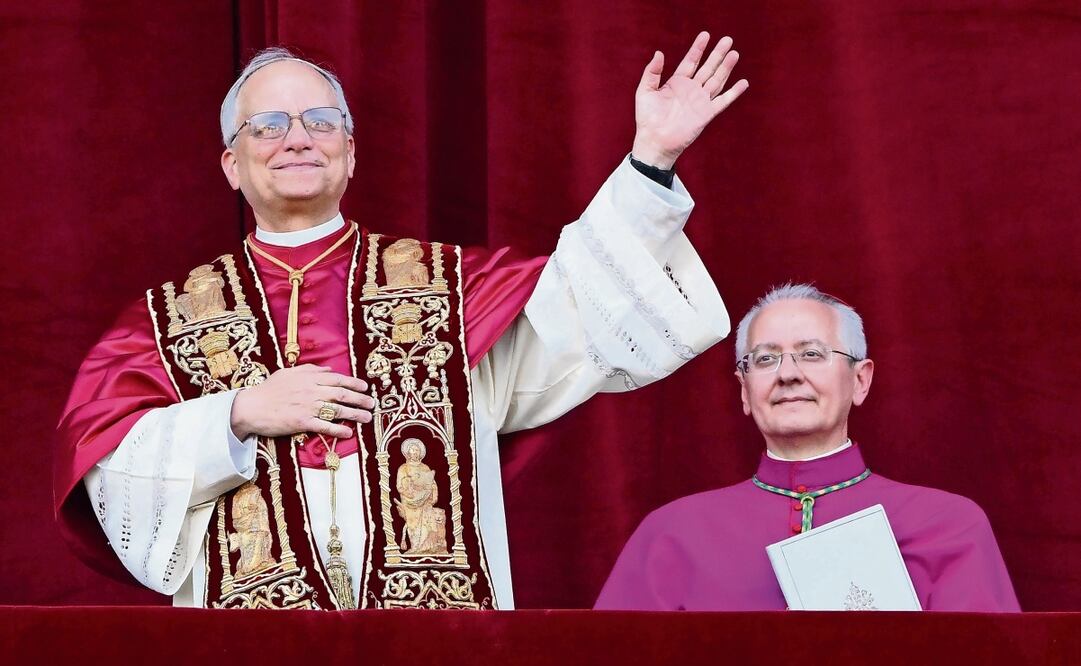 El papa León XIV, el estadounidense Robert Prevost, se veía emocionado, al borde del llanto, durante su primera aparición como jerarca católico. Foto: Etorre Ferrari / EFE