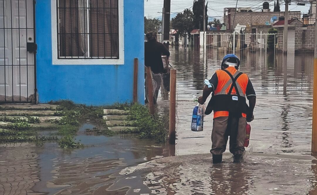 La noche del lunes, las autoridades evacuaron a decenas de habitantes del fraccionamiento Los Tuzos. La colonia amaneció bajo aguas negras, que se infiltraron en algunas casas y llegaron a subir más de un metro. Foto: de DINORATH MOTA. EL UNIVERSAL