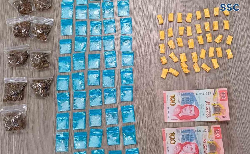Les hallaron 30 bolsas con cocaína, 55 de cristal, 11 con marihuana, así como dinero en efectivo. Foto: Especial