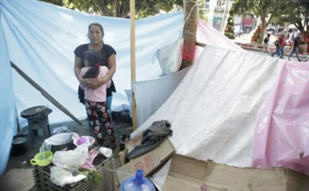 Cerca de 80 familias desalojadas pasan Navidad en zócalo de Oaxaca