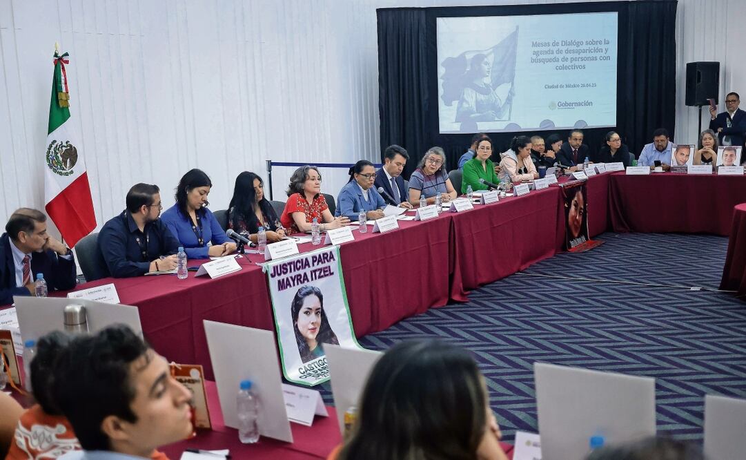 La secretaria de Gobernación, Rosa Icela Rodríguez, encabezó la mesa de diálogo sobre la agenda de desaparición y búsqueda de personas con colectivos buscadores en un hotel de la Ciudad de México. Foto: Fernanda Rojas / EL UNIVERSAL