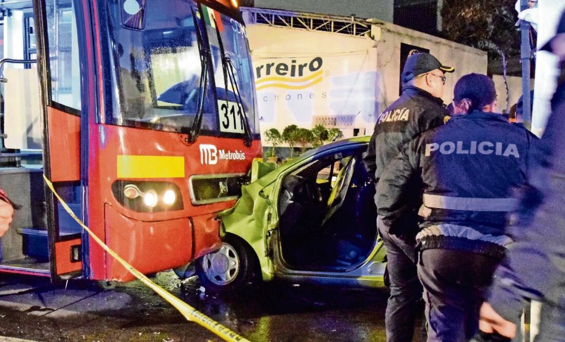 Heridos. El chofer del spark murió, su acompañante resultó policontundida, y una tercera persona sufrió traumatismo craneoencefálico (CUARTOSCURO)