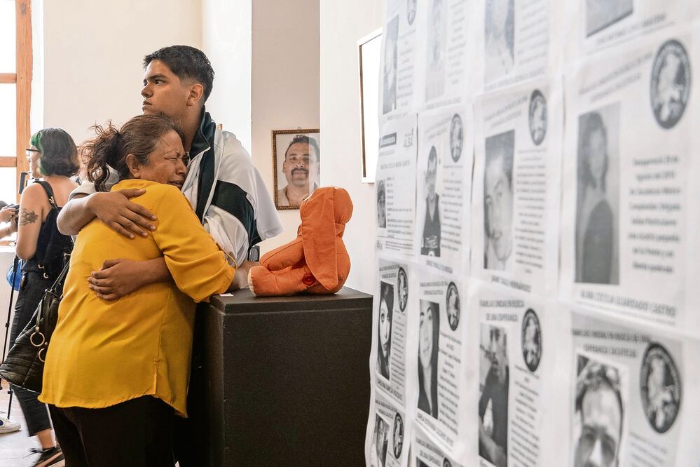 En la Casa de Cultura de Zacatecas se exhibe un memorial conformado por fotografías y muñecos realizados con prendas de los desaparecidos. Foto: Diana Valdez | El Universal