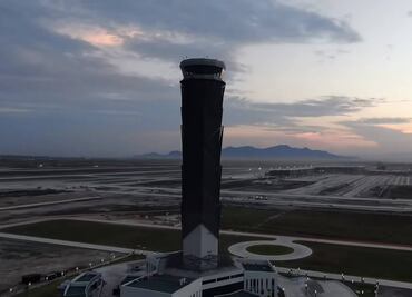 Proveedor renta inflables a fiestas... y tracto camiones a Sedena para construcción del AIFA, revela Loret