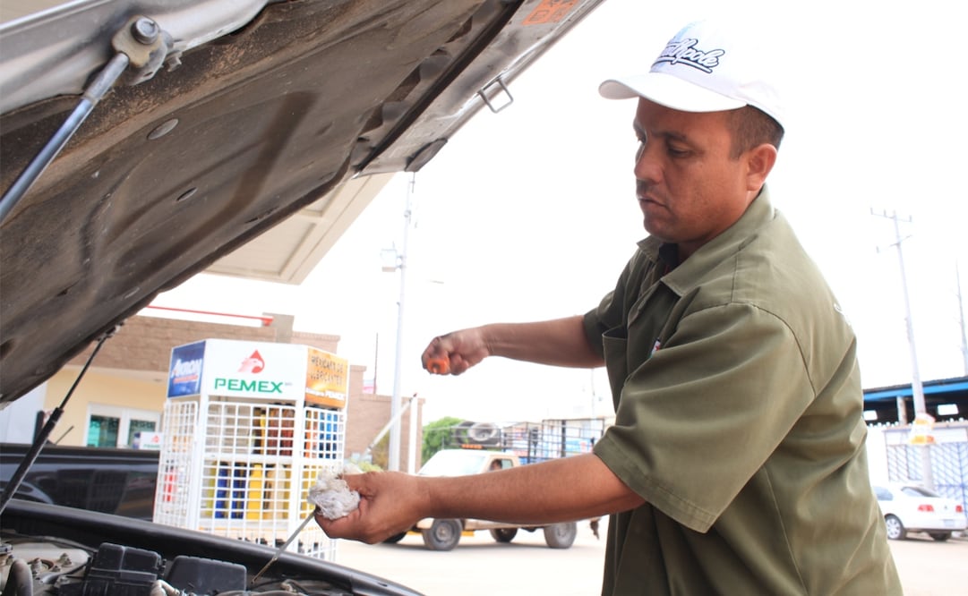 El nivel de aceite del motor se debe de checar cada dos mil kilómetros. Imagen: Flickr