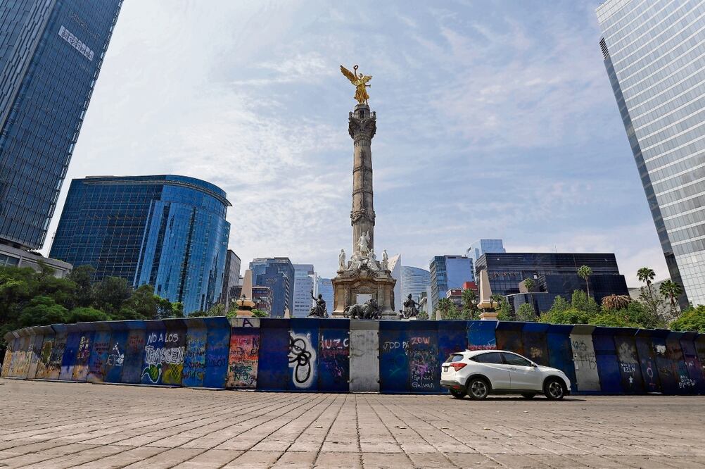 La alcaldesa de la Cuauhtémoc, Sandra Cuevas, aseguró que no intervendrán en el retiro de las vallas metálicas que resguardan la glorieta e indicó que esperarán a que el gobierno de la Ciudad las retire para poder tomar posesión del monumento. Foto: Fernanda Rojas | El Universal