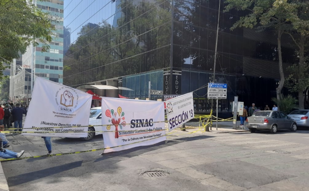 Trabajadores de base de la Secretaría de Cultura Federal cierran las oficinas de la dependencia, ubicadas en Arenal 40 y Reforma 175. Foto: Frida Juárez/EL UNIVERSAL.