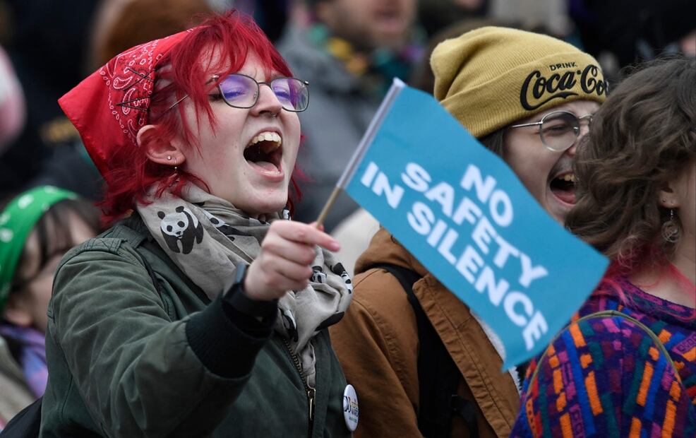 Una mujer se manifiesta contra las políticas a implementar de la administración entrante de Trump en Washington el 18 de enero de 2025. Foto: AFP