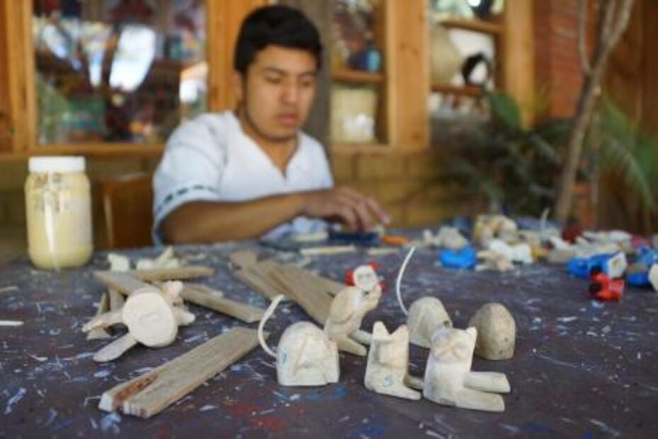 Nostalgia oaxaqueña: juguetes de madera, tradición que resiste a pie de carretera