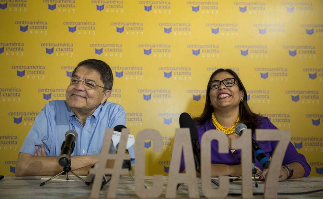 El escritor nicaragüense Sergio Ramírez Mercado junto a la directora del movimiento literario "Centroamérica Cuenta" Claudia Neira. FOTO: Jorge Torres/EFE.