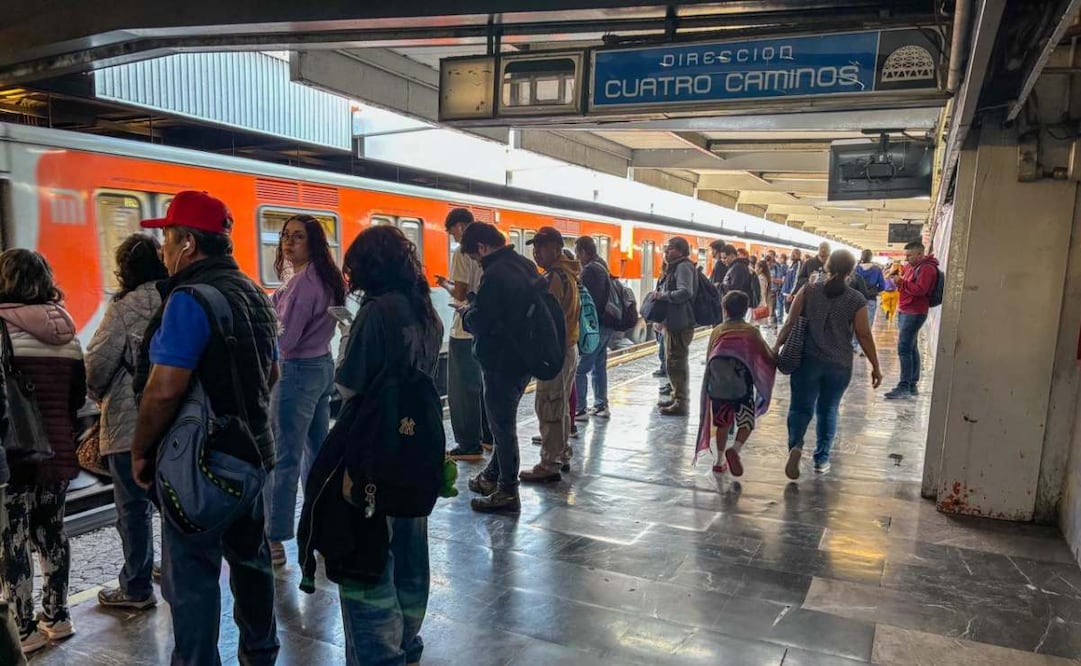 En la Línea 2 (Tasqueña), a pesar de las remodelaciones, los trenes se mantienen constantes y alivian el flujo de gente en la estación. Foto: Santiago Cadena/ EL UNIVERSAL