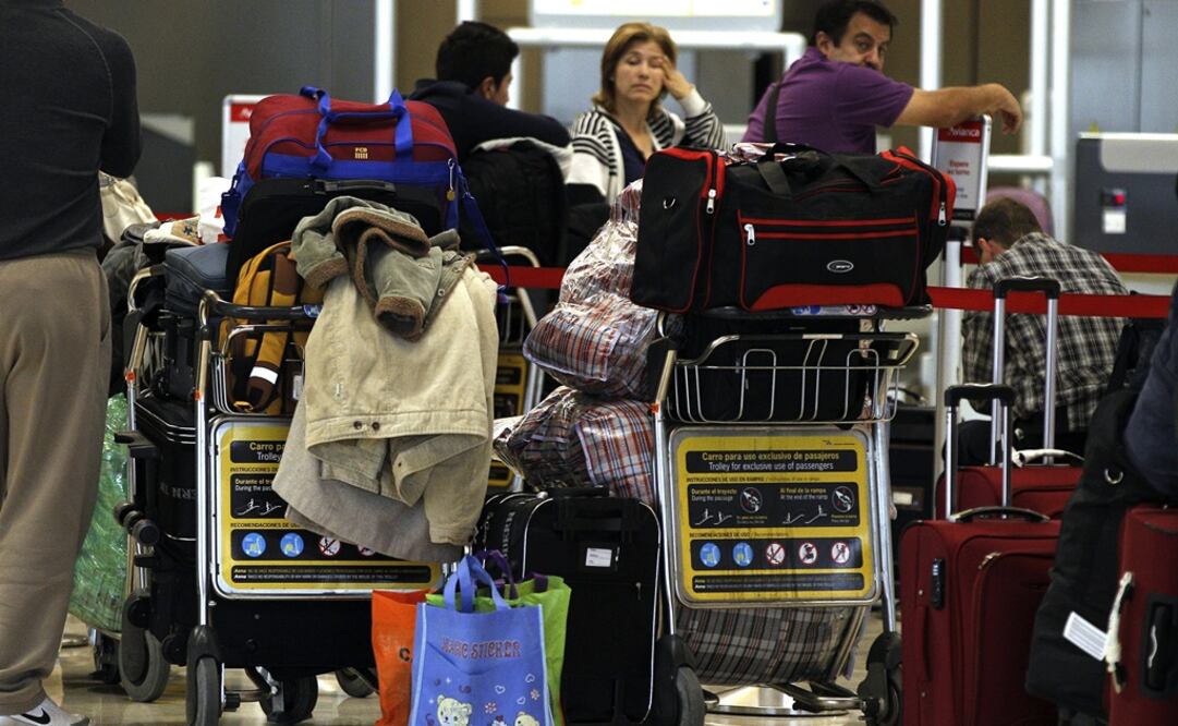 Pasajeros esperando en aeropuerto por cancelación de vuelos (ARCHIVO. EL UNIVERSAL)