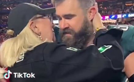 El emotivo consuelo de Donna Kelce a su hijo Jason tras perder el Super Bowl
