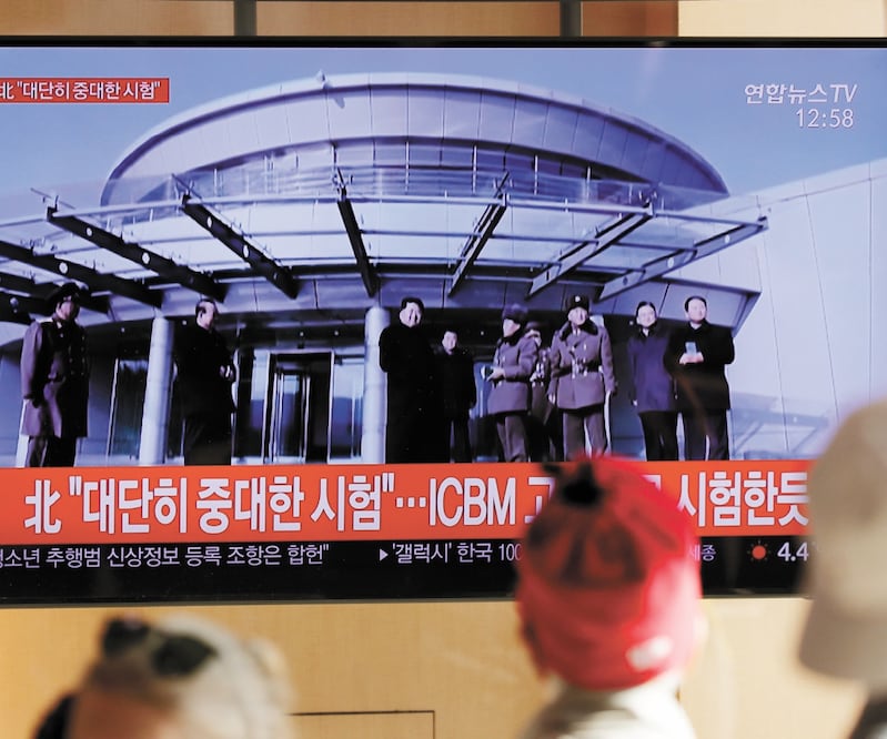 Anuncio. La gente mira un noticiero que informa la prueba hecha por Corea del Norte. Foto/LEE JIN-MAN. AP