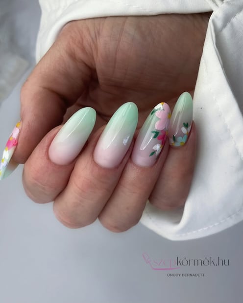 Las flores imprimen una estética primaveral al instante. Foto: Instagram @_bettynails_