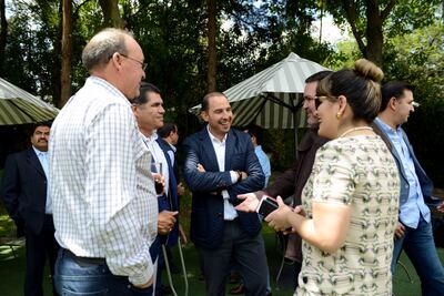 Plenaria panista acaba con karaoke, rib eye y whisky