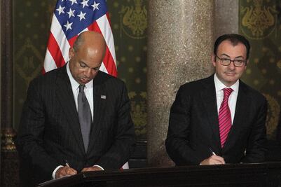 Firman México y EU acuerdo aduanero