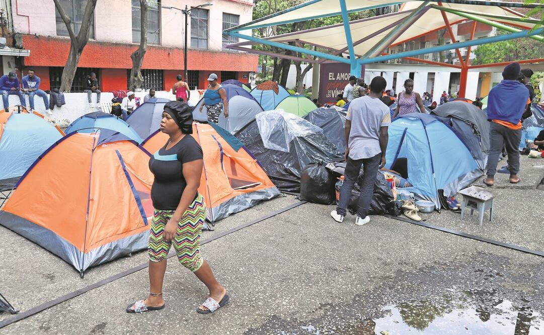 En la plaza Giordano Bruno, ubicada en la colonia Juárez, alcaldía Cuauhtémoc, se encuentran instaladas casas de campaña y anafres, Foto: Berenice Fregoso / EL UNIVERSAL