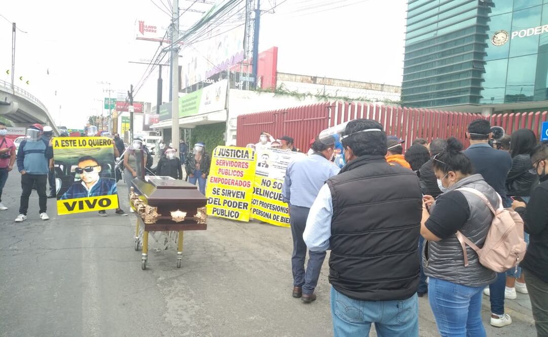 Con féretro, manifestantes exigen libertad de joven en juzgados de Hidalgo