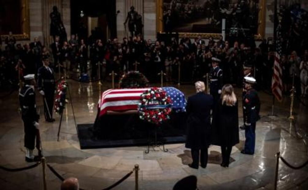 Donald Trump y Melania rinden homenaje a George H.W. Bush en Washington 