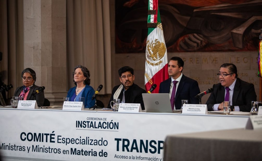 Raquel Buenrostro Sánchez, secretaria Anticorrupción y Buen gobierno; ministra Sara Irene Herrerías Guerra; Hugo Aguilar Ortiz, presidente de la Suprema Corte de Justicia de la Nación; Arístides Rodrigo Guerrero García, presidente del CEM, Irving Espinosa Betanzo y Laura Itzel Castillo Juárez, presidenta de la Cámara de Senadores durante ceremonia del comité especializado de ministras y ministros de materia de transparencia acceso a la información y protección de datos este lunes 8 de diciembre de 2025. Foto: Andrea Murcia/ Cuartoscuro