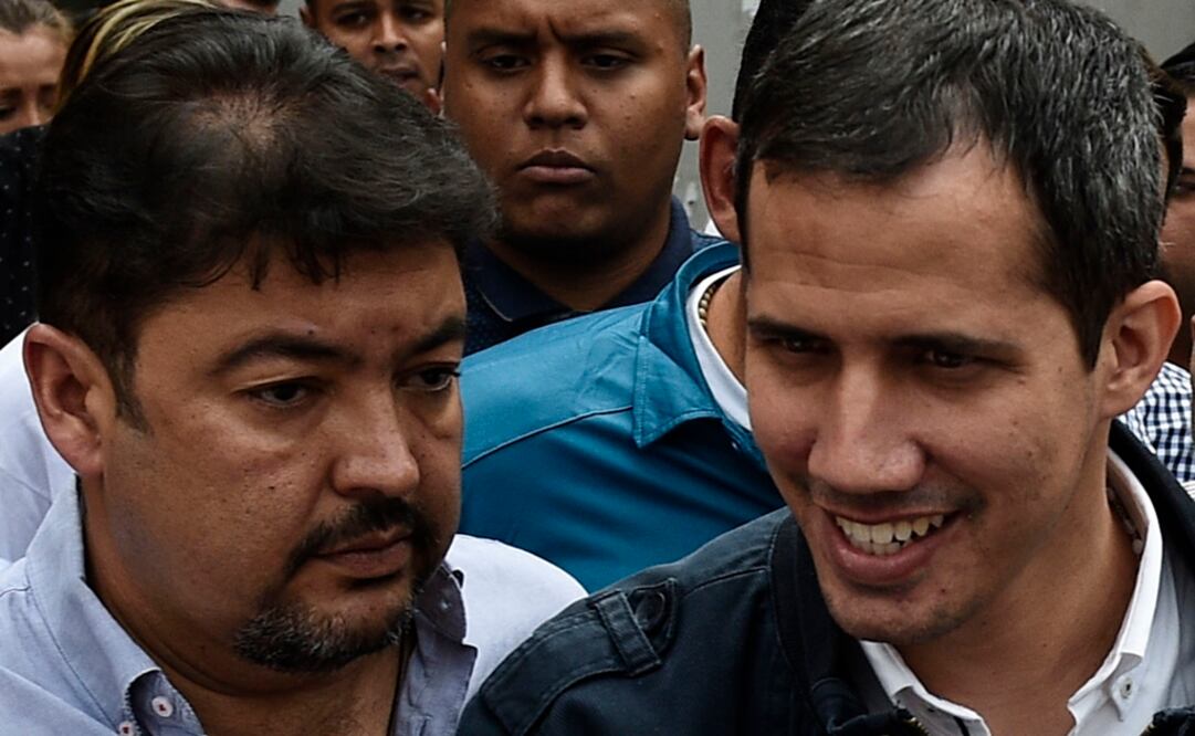 Roberto Marrero (izq), jefe de despacho del líder opositor venezolano Juan Guaidó (der). Foto: AFP 