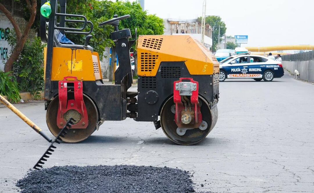 La lateral de la autopista México-Puebla, fue cerrada de manera provisional, a la altura del Puente Rojo, porque cuadrillas del ayuntamiento de Valle de Chalco realizan obras de bacheo. Foto: Especial