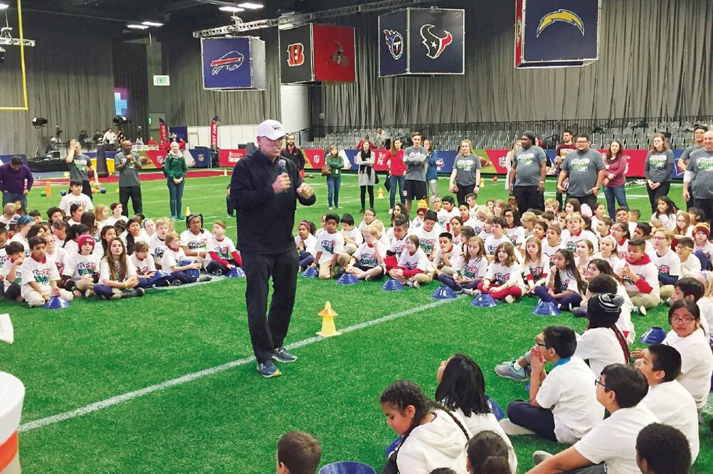 Muñoz, miembro del Salón de la Fama, imparte la Clíonica Play 60 Character Camp a 300 jovencitos (ARIEL VELÁZQUEZ. EL UNIVERSAL)