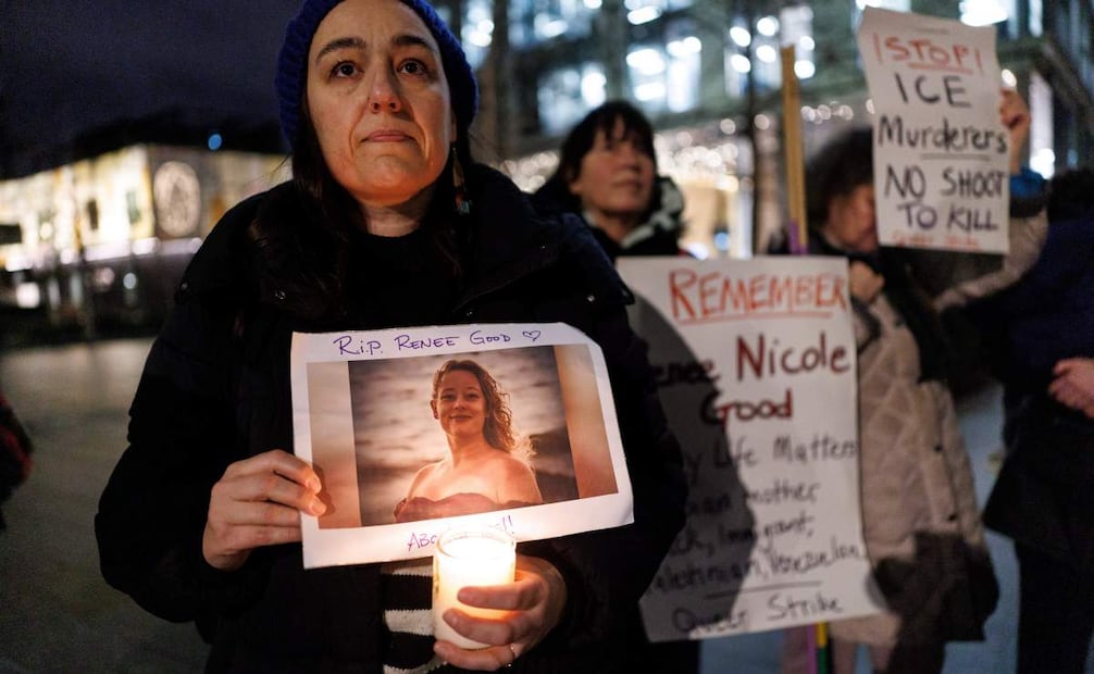 Miembros del público sostienen fotografías y pancartas mientras asisten a una vigilia por Renee Nicole Good y todas las víctimas de ICE en el exterior de la Embajada de Estados Unidos en Londres, Gran Bretaña, el 12 de enero de 2026. Como parte de una ofensiva federal contra la inmigración que involucró a más de 2000 agentes de la Patrulla Fronteriza, el Servicio de Inmigración y Control de Aduanas (ICE) y la Oficina de Investigaciones de Seguridad Nacional (HSI), un oficial de ICE disparó fatalmente a la ciudadana estadounidense Renee Nicole Good en su vehículo durante un operativo en el sur de Minneapolis el 7 de enero de 2026. Foto: EFE