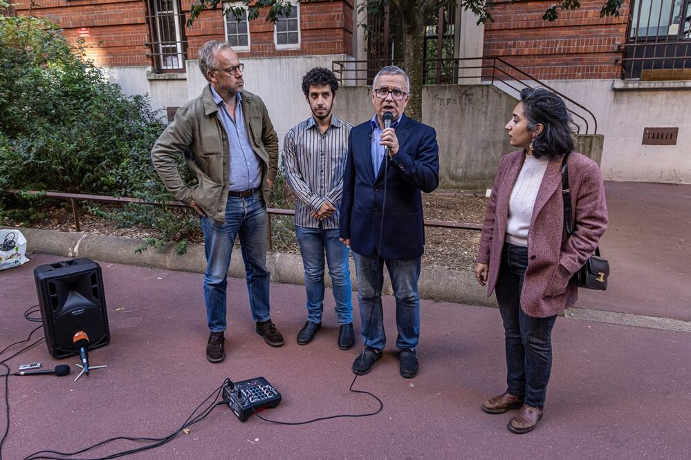 (De izquierda a derecha): el secretario general de la ONG Reporteros sin Fronteras (RSF), Christophe Deloire; Ali Rahmani y Taghi Rahmani, hijo y marido de la activista iraní por los derechos humanos y premio Nobel de la Paz 2023, Narges Mohammadi; con su abogada Chirinne Ardakani, durante una conferencia de prensa en París, Francia, el 6 de octubre de 2023. Foto: EFE